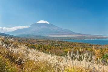 Japan, Yamanashi, Lake Yamanaka and Mt. Fuji with autumn color.