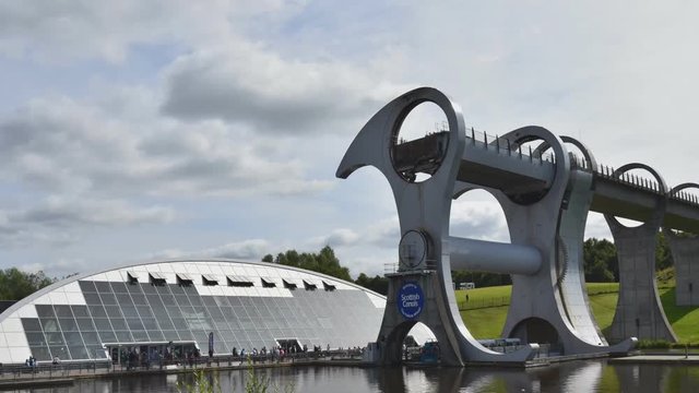 Falkirk Wheel rotating boat lift connecting Fort Clyde and Union canals (time-lapse)