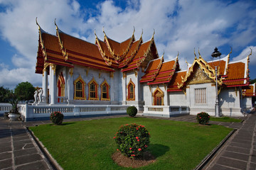 Obraz premium Ornate architecture of the Ordination Hall (Ubosot Hall) at Wat Benchamabophit, Bangkok, Thailand