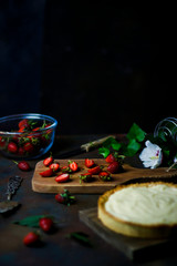 Process of making tart with strawberries