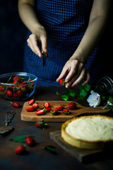 Process of making tart with strawberries