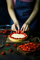 Process of making tart with strawberries