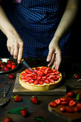 Process of making tart with strawberries
