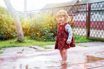 Naklejka premium baby foot walking along the water and sand on the beach