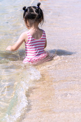 海で遊ぶ子ども　海水浴・砂浜