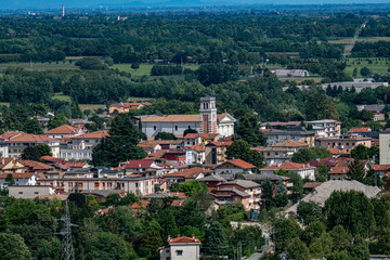 Fototapeta na wymiar Aviano centro storico con la Chiesa parrocchiale ed i palazzi storici, panorama aereo