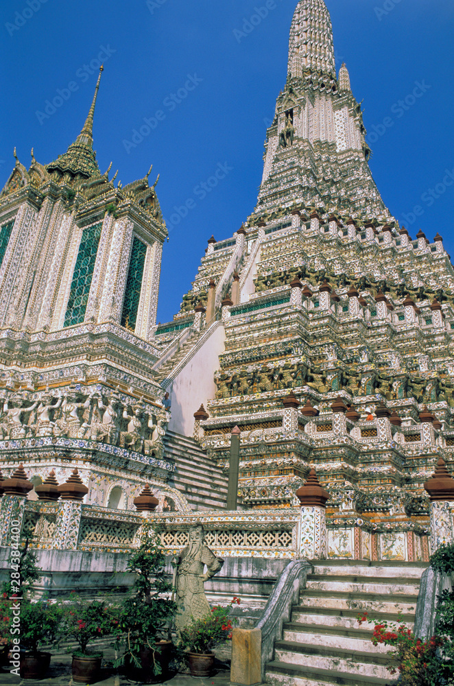 Wall mural asia, thailand, bangkok. wat arun (temple of dawn), temple guardian.