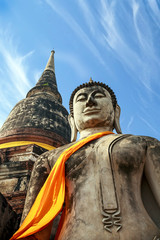 Obraz premium Ayutthaya, Thailand. Large Buddha at Wat Phra Mahathat, Ayutthaya Historical Park, near Bangkok