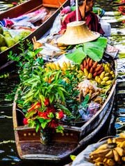 Fototapeta premium Southeast Asia, Thailand, Bangkok, Floating Market in Damnoen Saduak, Thailand