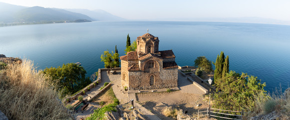 Église et lac d'Ohrid en Macédoine du Nord