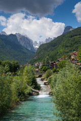 Fototapeta na wymiar Der Molvenosee liegt eingebettet zwischen Bergen in den Dolomiten, Italien