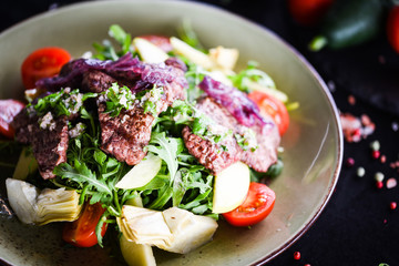 grilled beef salad with caramelized onion and fresh vegetables
