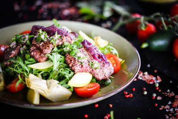 grilled beef salad with caramelized onion and fresh vegetables