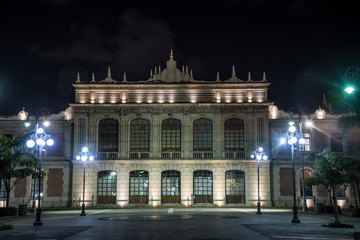 Fototapeta premium Veracruz, meksykański port statków nocny z kolorowymi światłami, ważnymi statkami i budynkami, starymi domami i statkami towarowymi z importowanymi produktami