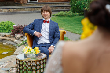 Obraz premium Newlyweds posing for a wedding photo shoot