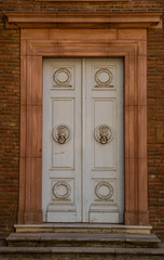 Portas de varios estilos coloniais, medievais e modernas fotografadas pelo mundo.