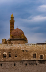 Obraz premium Dogubayazıt, Turkey: the Ishak Pasha Palace, a semi-ruined palace and administrative complex of Ottoman period built from 1685 to 1784, one of the few examples of surviving historical Turkish palaces