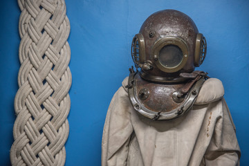 casco de buzo antiguo con fondo azul