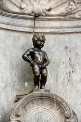 Belgique, Bruxelles. Célèbre statue du Manneken Pis.