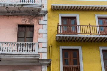 Fototapeta na wymiar Fachadas coloridas geometricas con ventanas y puertas metalicas y de maderas arquitectura mexicana