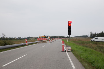 Rote Ampel an Straße mit Bauarbeiten