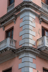 Fachadas coloridas geometricas con ventanas y puertas metalicas y de maderas arquitectura mexicana