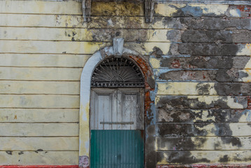 Fachadas coloridas geometricas con ventanas y puertas metalicas y de maderas arquitectura mexicana