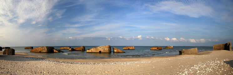 Panorama, Alte Bunker im Abendlicht an der Nordseeküste in Dänemark, Atlantikwall