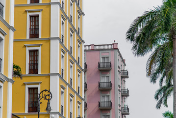 geometria de colores ventanas y fachadas coloridas en amarillo y rosa