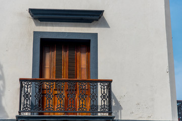 Fachadas coloridas geometricas con ventanas y puertas metalicas y de maderas arquitectura mexicana