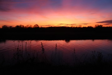 Obraz premium Fantastischer Sonnenuntergang an der Weser