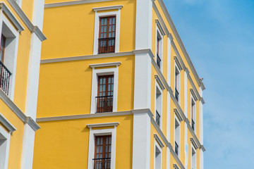geometria de colores ventanas y fachadas coloridas en amarillo y rosa