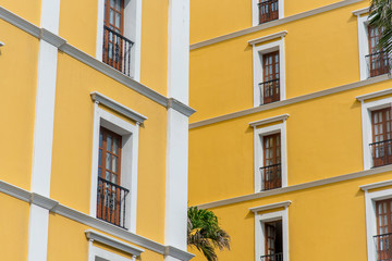 Fototapeta na wymiar geometria de colores ventanas y fachadas coloridas en amarillo y rosa