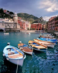 Papier Peint photo Ligurie Italie, Vernazza. Des bateaux peints de couleurs vives bordent le quai du port de Vernazza, Cinque Terra, un site du patrimoine mondial, en Italie.
