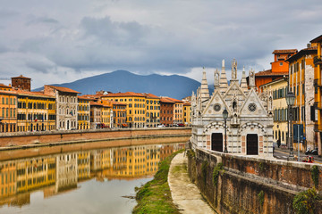 Obraz premium Italy, Pisa, View of the Arno River