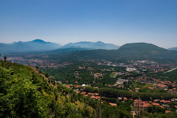 Fototapeta na wymiar vista panoramica dal santuario di Montevergine sull'Irpinia