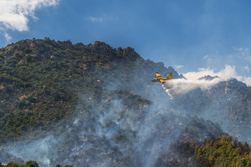 Canadair che spegne un incendio © Valentino Pala