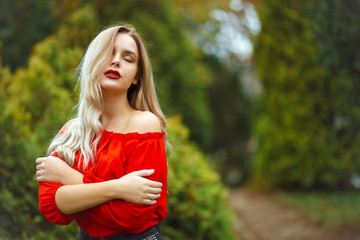 Obraz premium Sensual woman posing at the park