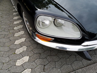 Doppelscheinwerfer der französischen Limousine  in Schwarz aus Frankreich der Sechzigerjahre und...