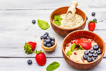 Oatmeal with fresh berries and mint