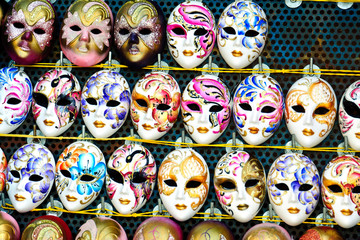 Italien, Venedig, Straßenhändler bevölkern den Markusplatz und verkaufen die ikonischen venezianischen Karnevalsmasken.