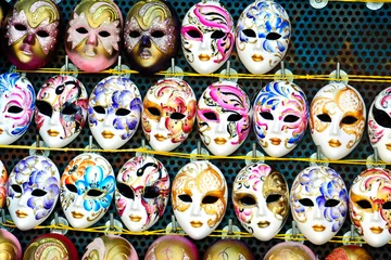 Foto auf Alu-Dibond Schädel Italien, Venedig, Straßenhändler bevölkern den Markusplatz und verkaufen die ikonischen venezianischen Karnevalsmasken.