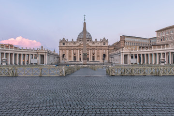 Obraz premium Italy, Rome, St. Peter's Basilica at Dawn