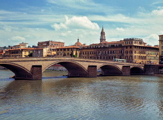 Obraz premium Włochy, Florencja. Rzeka Arno przepływa przez Ponte alla Carraia we Florencji we Włoszech.