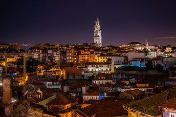 Die Stadt Porto/ Portugal bei Nacht mit Blick auf Clerigos Turm.