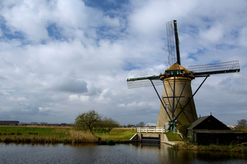 Netherlands (aka Holland), Kinderdijk. 19 historic windmills situated at the convergence of the Noord & Lek. UNESCO site