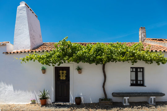 Una casa t&iacute;pica con una parra a la entrada para dar sombra, en el pueblo de Monsaraz, en Portugal