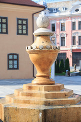 Obraz premium Romania, Brasov, Council Square, Piata Sfatului, stone monument in square.