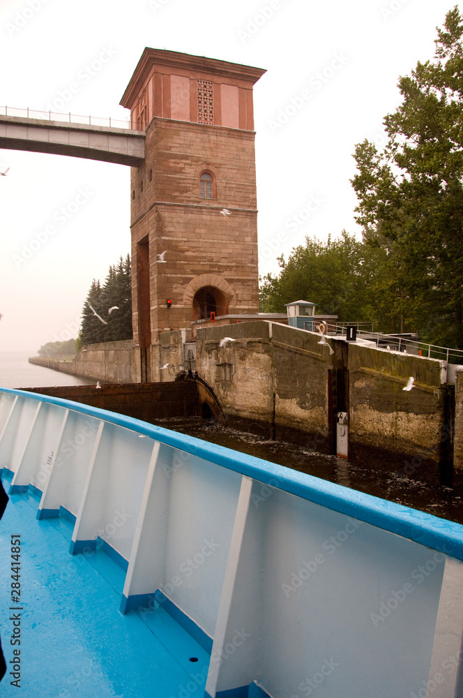 Poster Russia, Views along the Volga River between Yaroslavl & Goritzy. Transiting one of the many river locks.