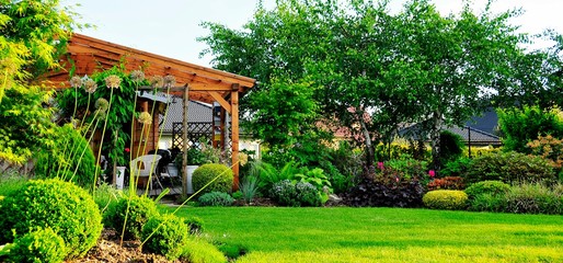 Piękny ogród z drewnianym domkiem dla relaksu